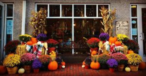 covens-cottage-salem-fall-display